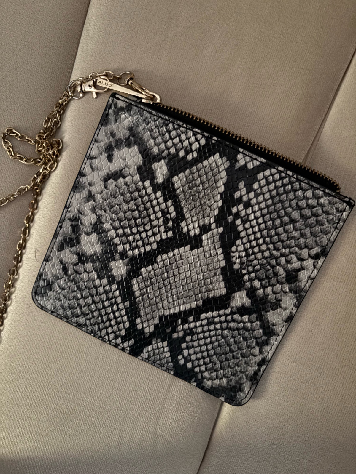 🔥🔥petite pochette zippée à motif  serpent gris et noir, dotée d'une longue bandoulière en chaîne dorée signée de la marque ALDO.🔥🔥