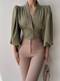 🔥🔥Chemise🔥🔥vert olive 🔥🔥se distingue par son décolleté en V profond blouse vert olive de la marque Elara se distingue par son décolleté en V profond et ses manches bouffantes. et ses manches bouffantes.