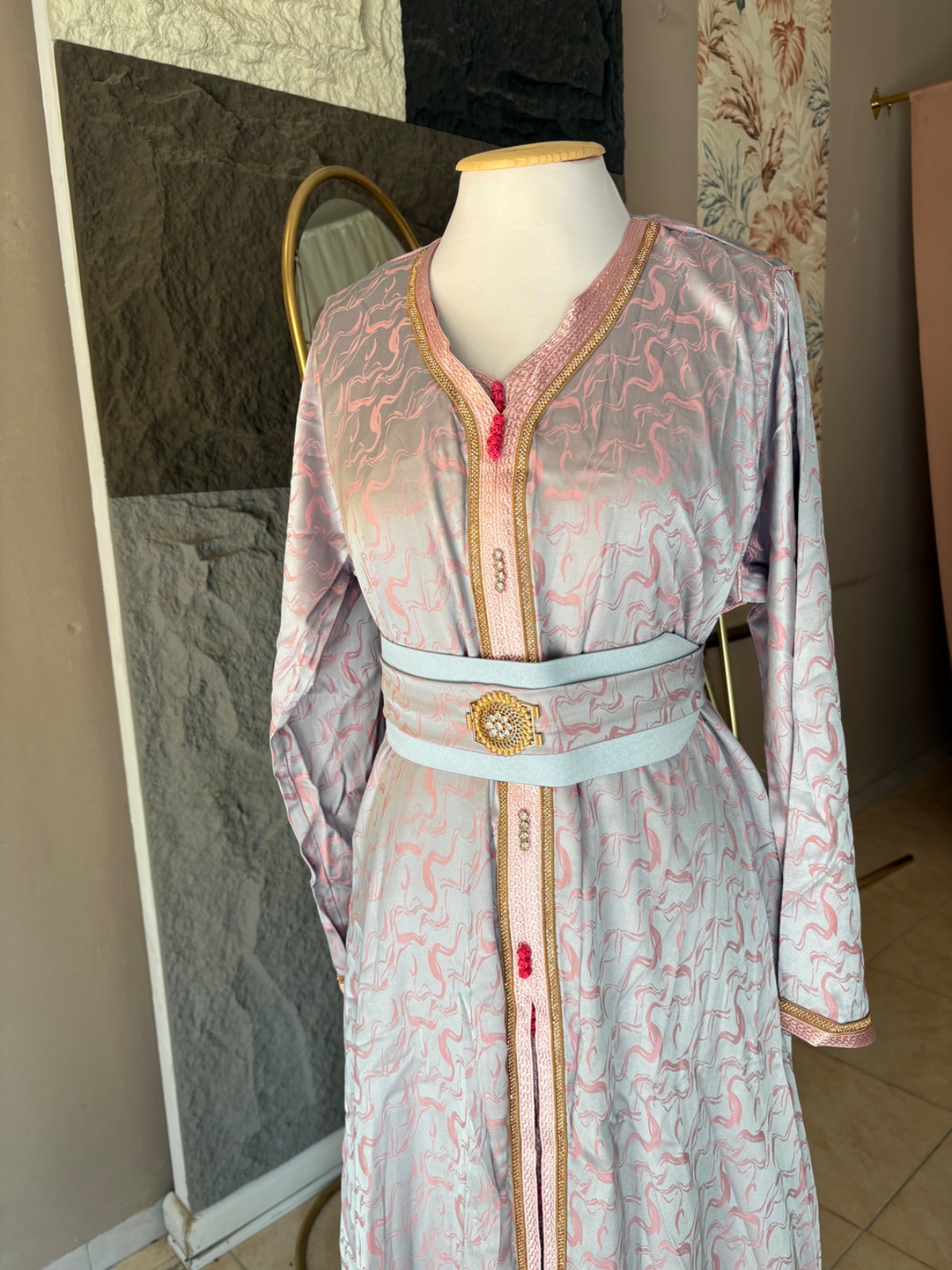 Élégant 🔥🔥caftan 2 pièce gaux motifs roses, 🔥🔥sublimé par une ceinture assortie dotée d'une boucle dorée centrale