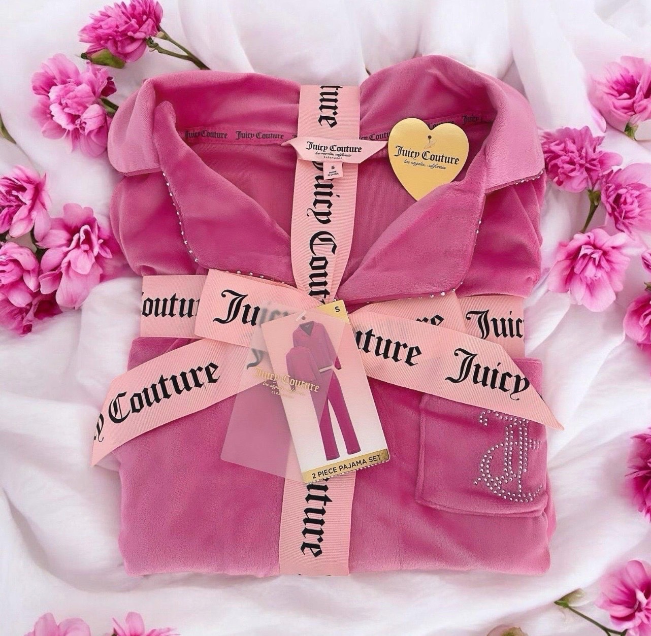 🔥🔥Ensemble de pyjama 2 pièces Juicy Couture🔥🔥🇨🇦🇨🇦 est disponible en rose fuchsia.Il comprend un haut boutonné à manches longues et un pantalon assorti.L'ensemble est confectionné dans un tissu doux et confortable, 