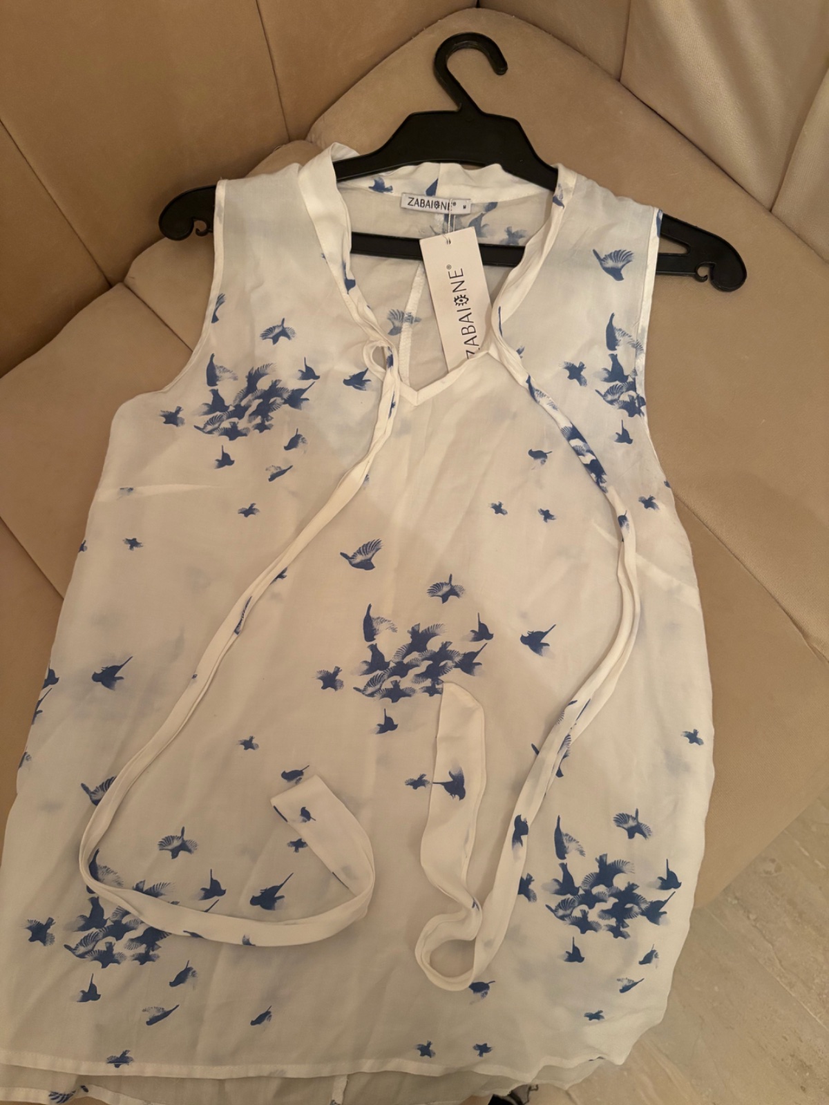 Chemise  manches Zabaione de couleur blanche avec des motifs d'oiseaux bleus.