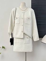🔥🔥ensemble deux pièces crème🔥🔥 Chanel , composé d'une veste courte et d'une jupe assortie, arbore un motif à carreaux texturé.