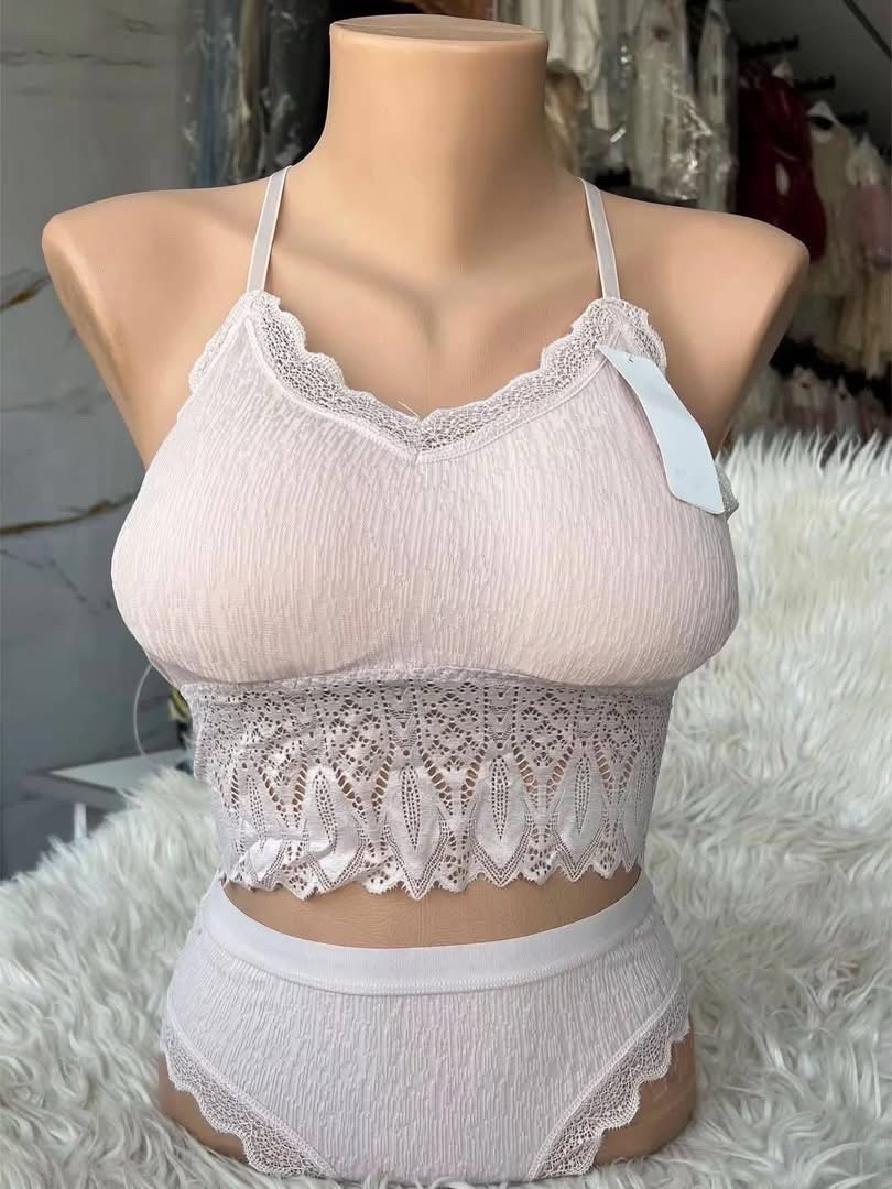 Ensembles de lingerie en dentelle rose, composés d'un haut à bretelles et d'un bas assorti,