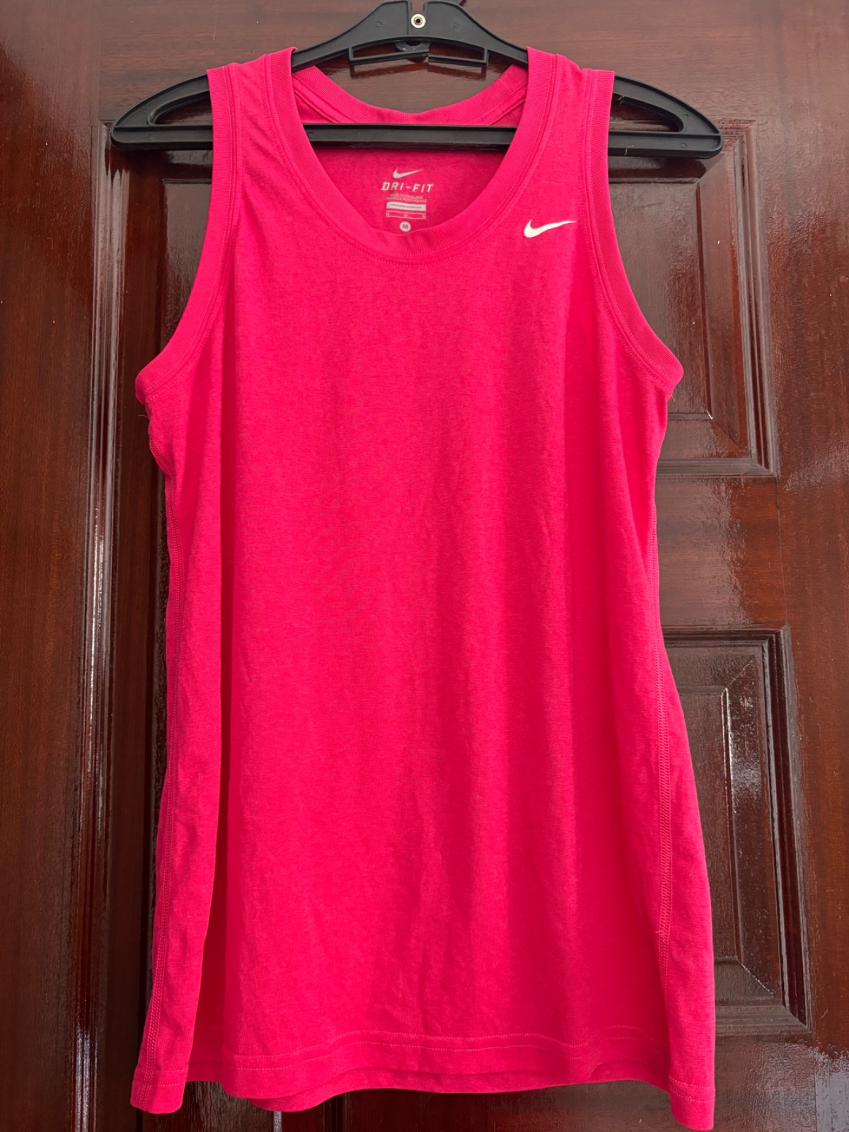 🔥débardeur Nike Dri-FIT 🔥rose vif est un modèle de sport sans manches doté d'un logo Swoosh blanc sur la poitrine Taille S M