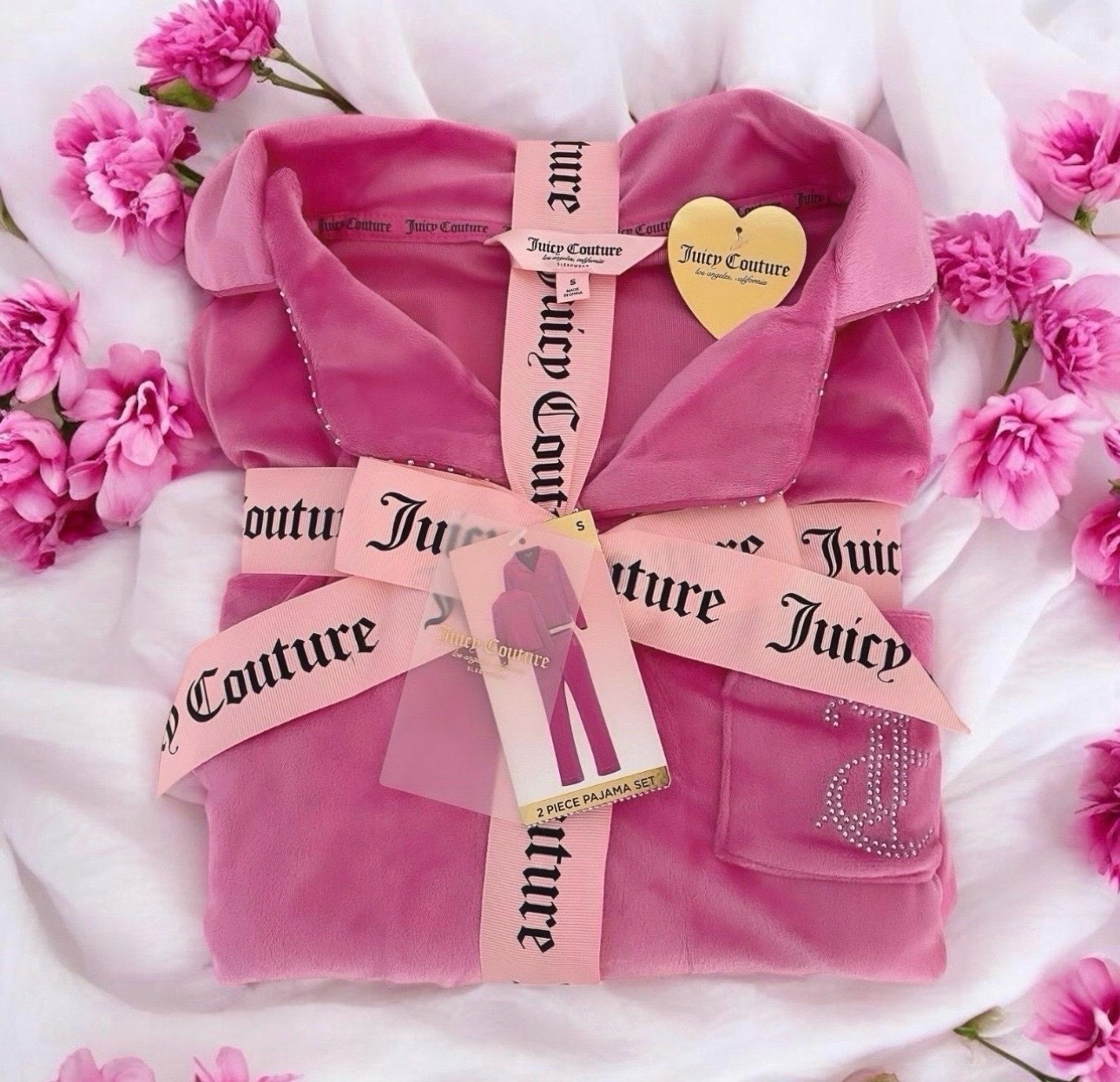 🔥🔥Ensemble de pyjama 2 pièces Juicy Couture🔥🔥🇨🇦🇨🇦 est disponible en rose fuchsia.Il comprend un haut boutonné à manches longues et un pantalon assorti.L'ensemble est confectionné dans un tissu doux et confortable, 
