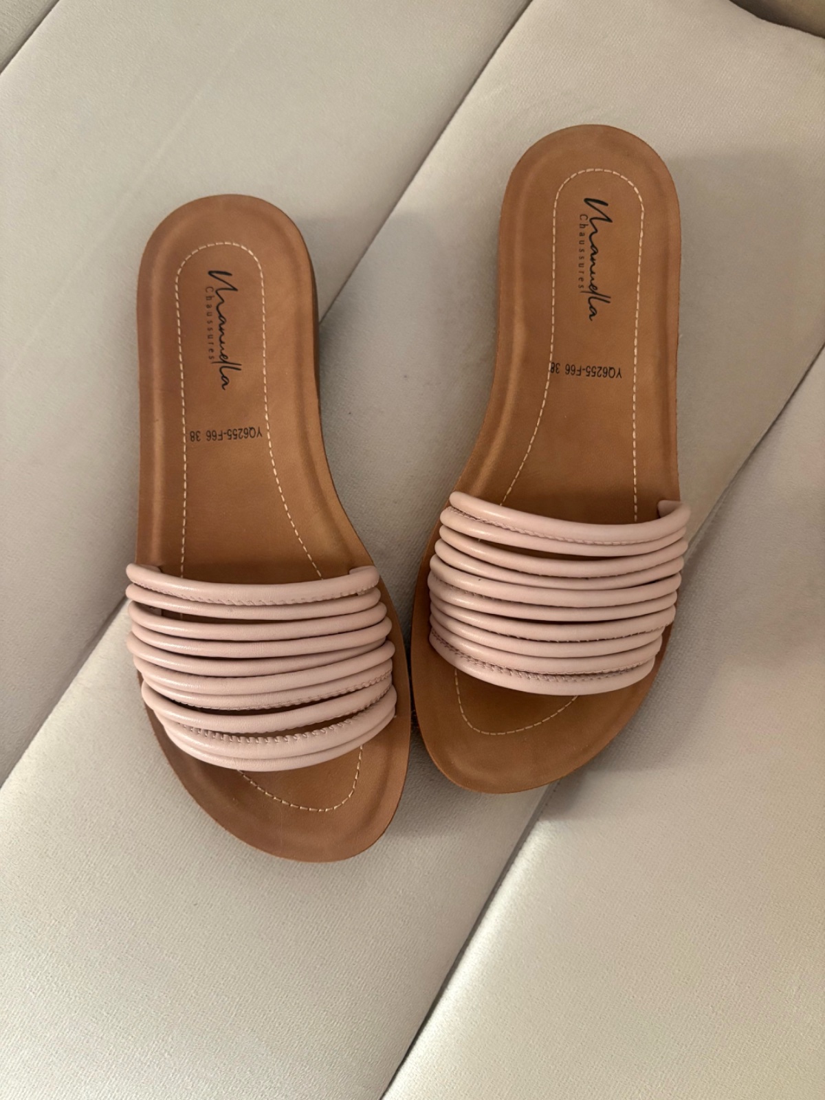 🔥🔥des mules de la marque Manuela 🔥🔥porté une seule fois presque neuf  avec des brides tubulaires rose clair. Pointure 37,5 /38