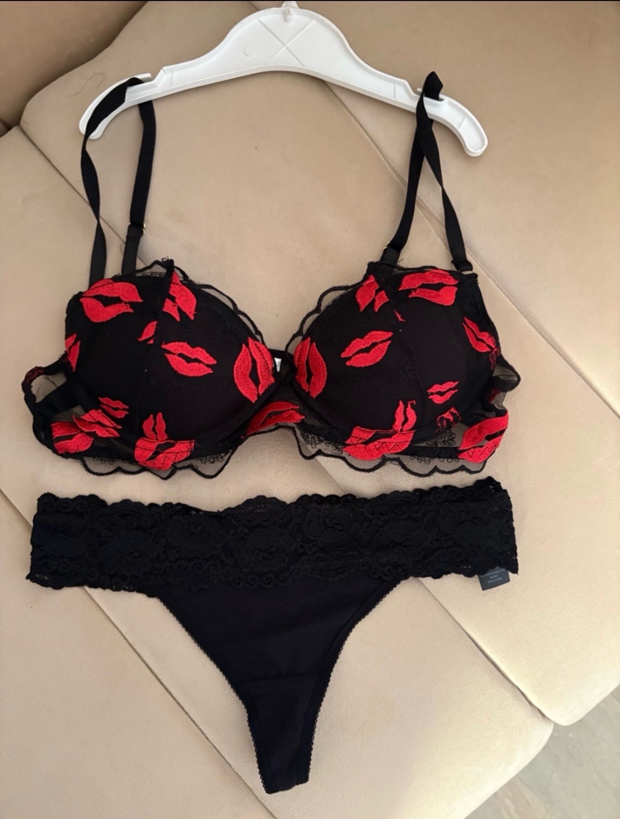 🔥🔥ensemble de lingerie noire est orné d'un motif brodé de lèvres rouges 🔥🔥 🇫🇷🇫🇷 Taille  S M 
