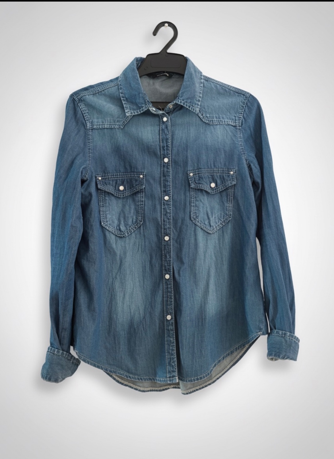 Chemise en jean bleu de la marque Tally Weijl est dotée de poches sur la poitrine et de boutons-pression.