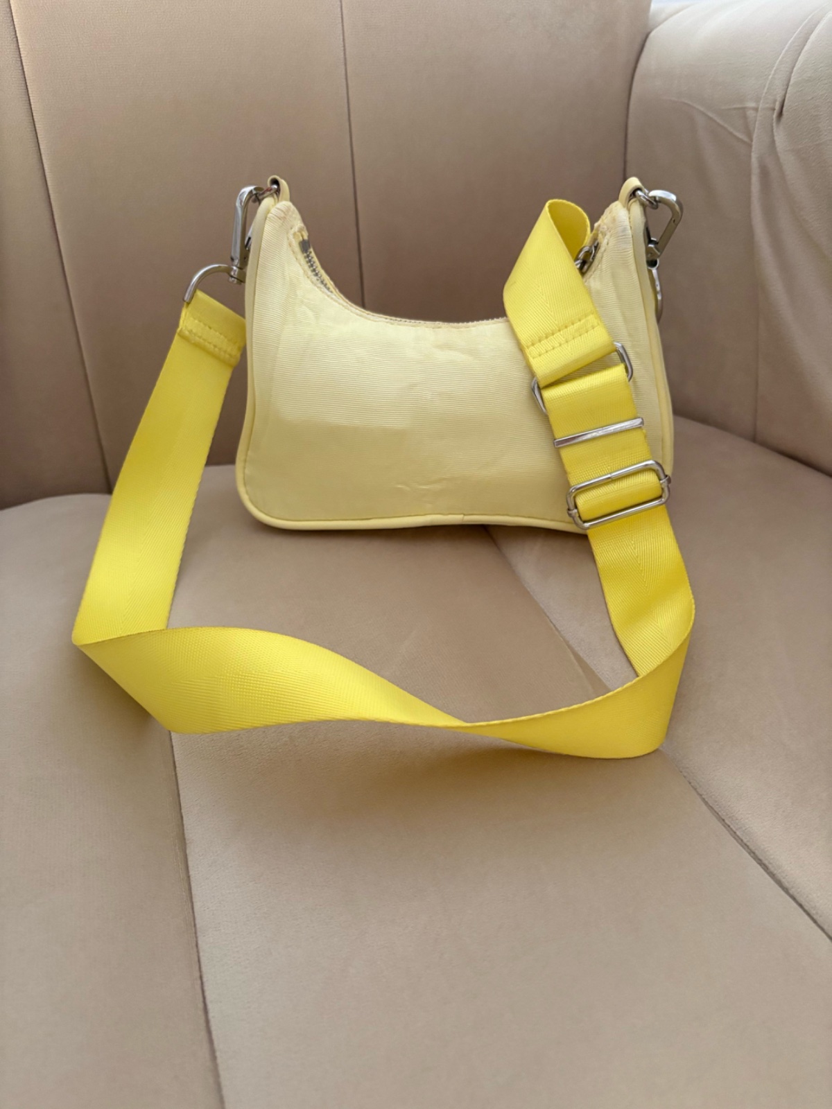 🔥🔥d'un petit sac  en tissu jaune citron doté d'une large bandoulière réglable assortie et d'attaches en métal argenté