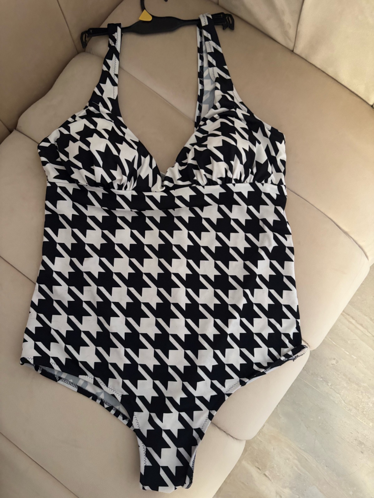 🔥🔥maillot de bain 🇫🇷présente un motif pied-de-poule noir et blanc avec un décolleté en V plongeant