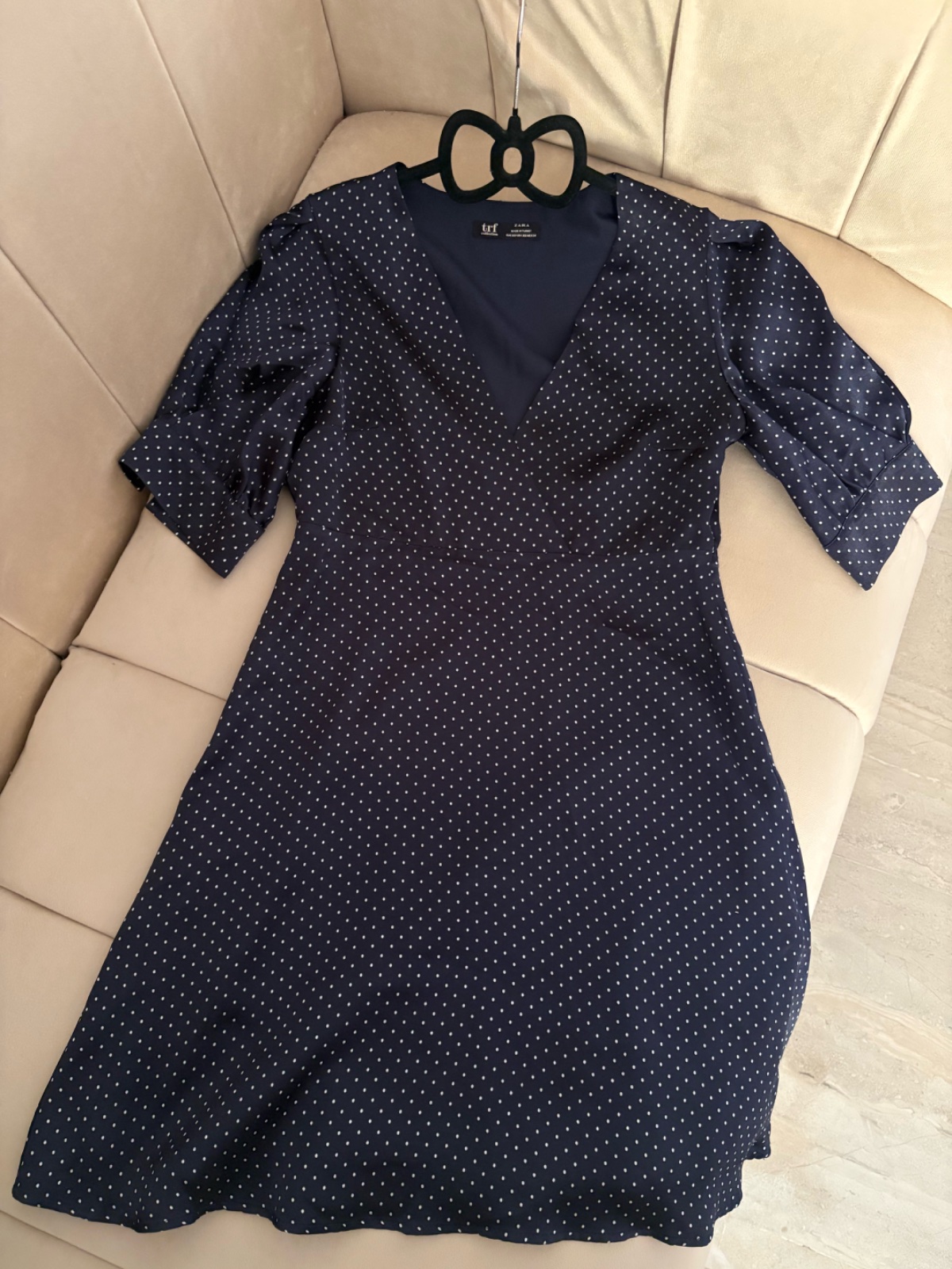 🔥🔥robe courte Zara bleu marine satin 🔥🔥 présente un motif à pois blancs et des manches bouffantes Taille Xs /S 