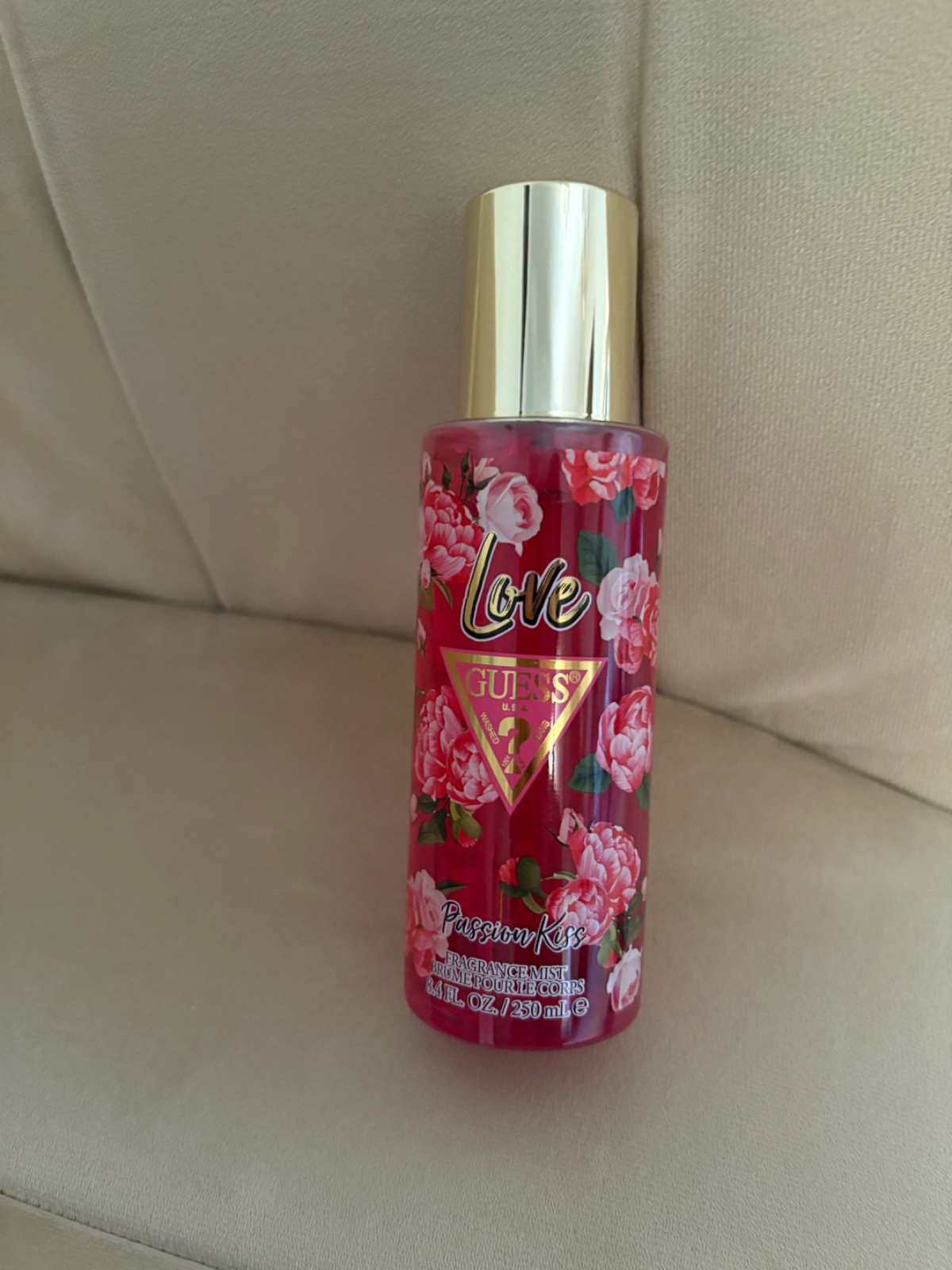 🔥🔥Guess Love Passion yyyKiss Fragrance Mist🔥🔥 est une brume parfumée pour femme de 250 ml au design floral rose et doré