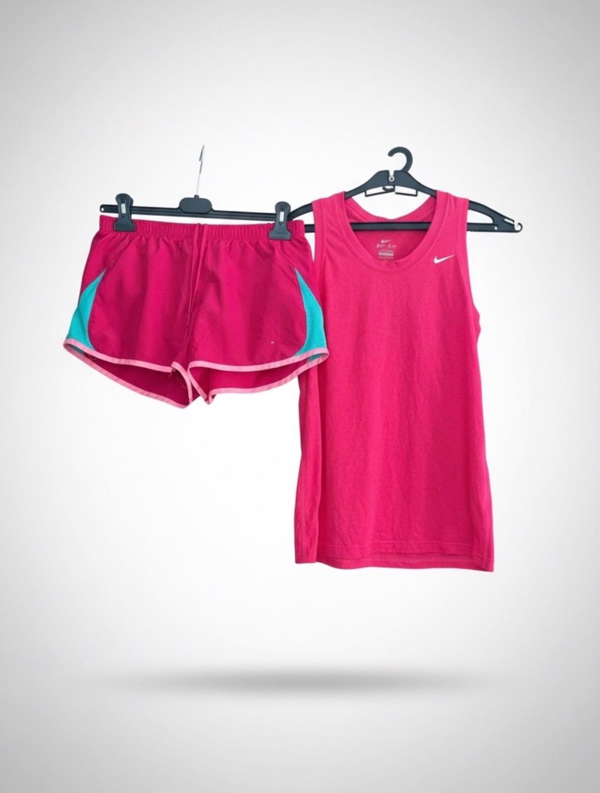 🔥🔥ensemble de sport Nike,🔥🔥 authentique comprenant un short rose avec des accents bleu clair et un débardeur assorti, est conçu avec la technologie Dri-FIT  Taille S M 