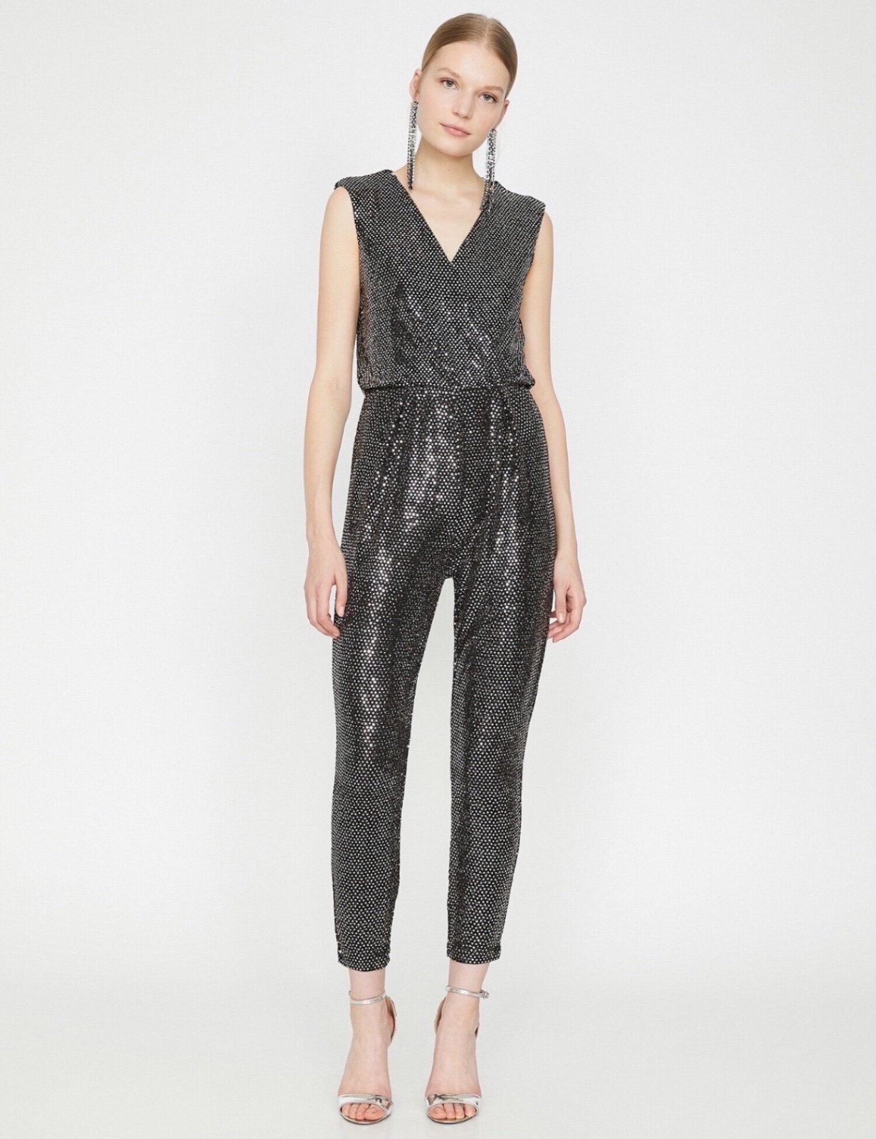 🔥Une combinaison kotom 🔥avecuuu paillettes argentées et un décolleté avec un col en V croisé. Couleur : Noir argente Taille M L