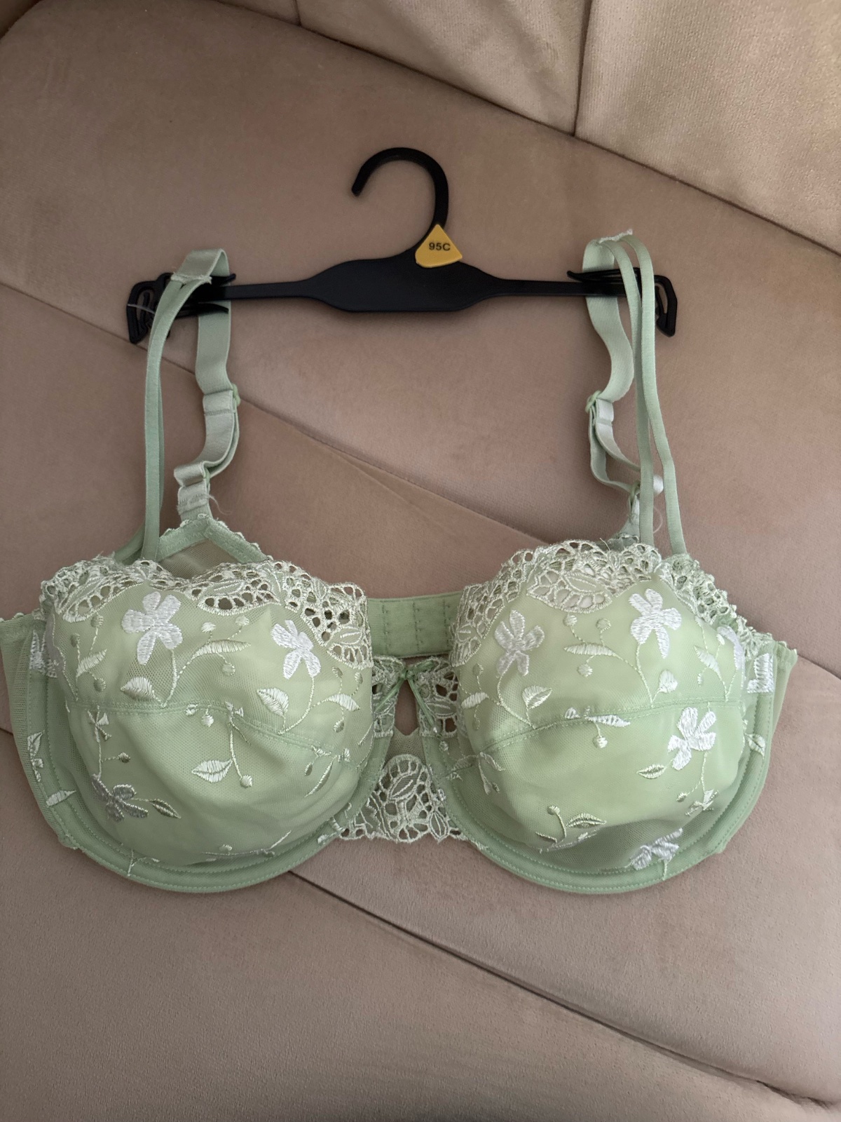 🔥🔥lot 2 soutien-gorge vert pâle et violé à armatures  est orné de délicates broderies florales blanches🔥