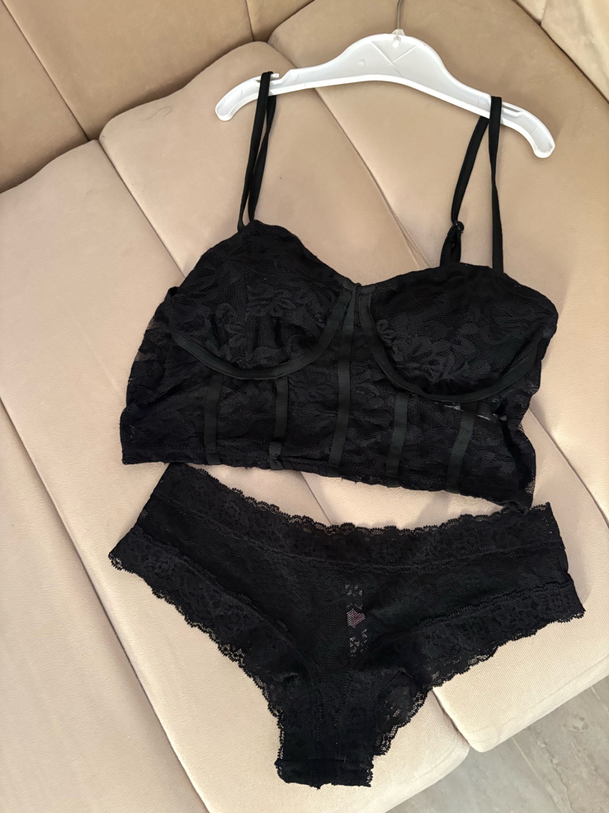 🔥🔥ensemble de lingerie noir en dentelle 🇫🇷🇫🇷composé d'un haut bustier à armatures et d'une culotte assortie aux délicates finitions florales