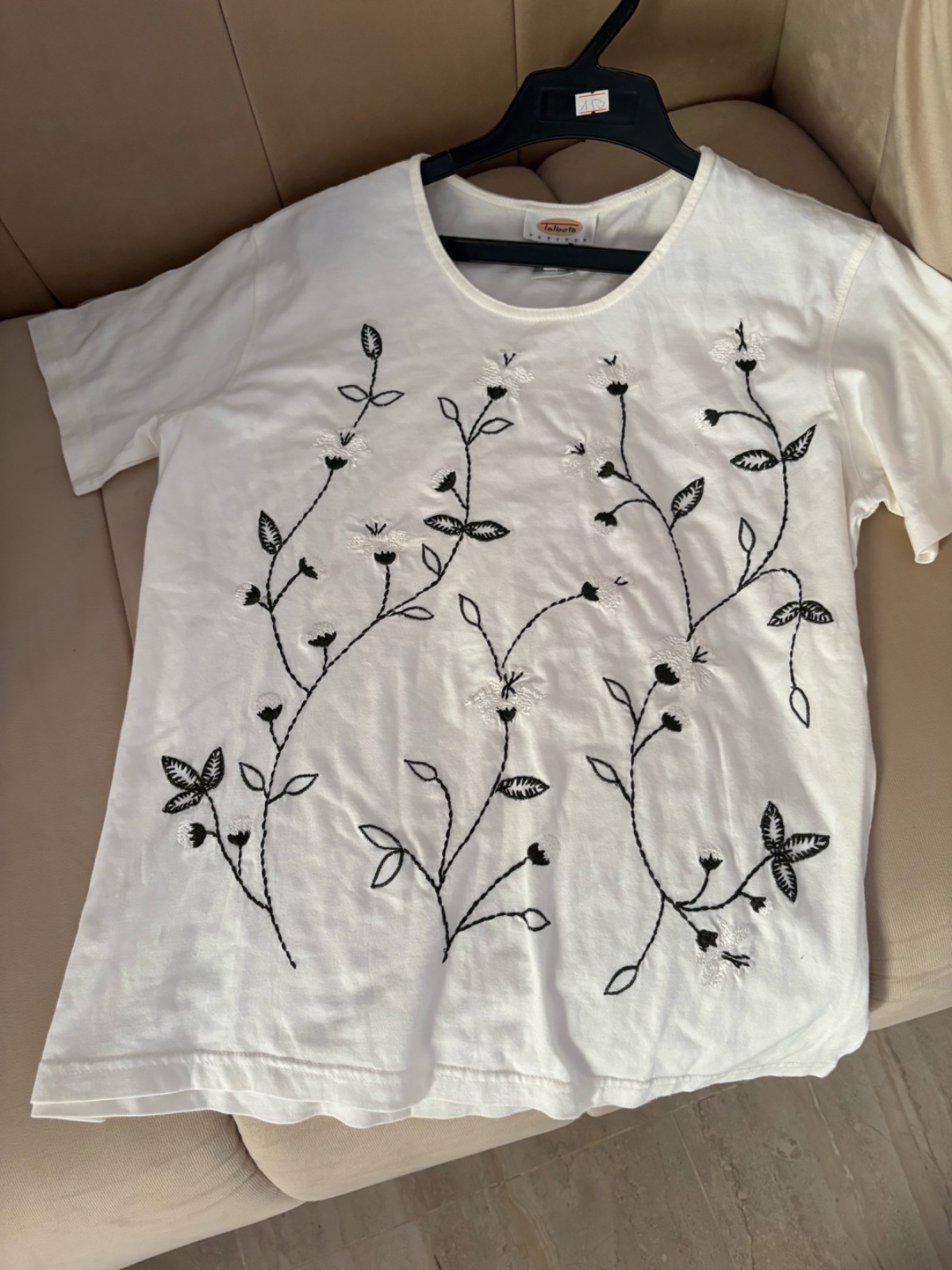 🔥🔥un t-shirt blanc de la marque Talbots Petites, en coton, orné d'une broderie florale noire et blanche.🔥🔥🇫🇷