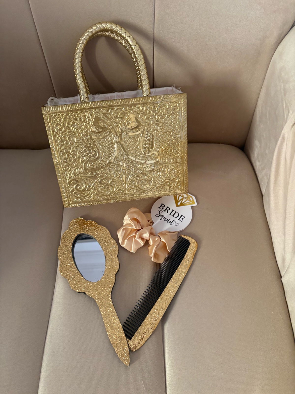 🔥🔥ensemble de hammam doré 🔥🔥pour mariée, comprenant un couffin en métal ciselé aux motifs traditionnels et ses accessoires assortis