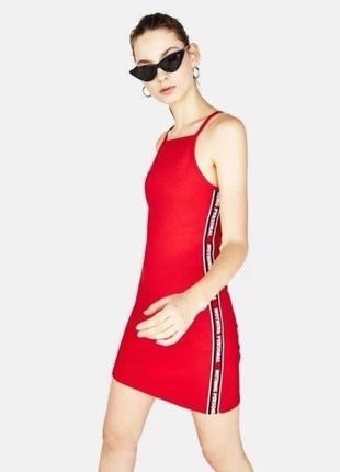 🔥🔥robe rouge de la marque Bershka 🔥🔥se distingue par ses fines bretelles et ses bandes latérales blanches et noires portant l'inscription "NOTHING PERSONAL". Taille S 