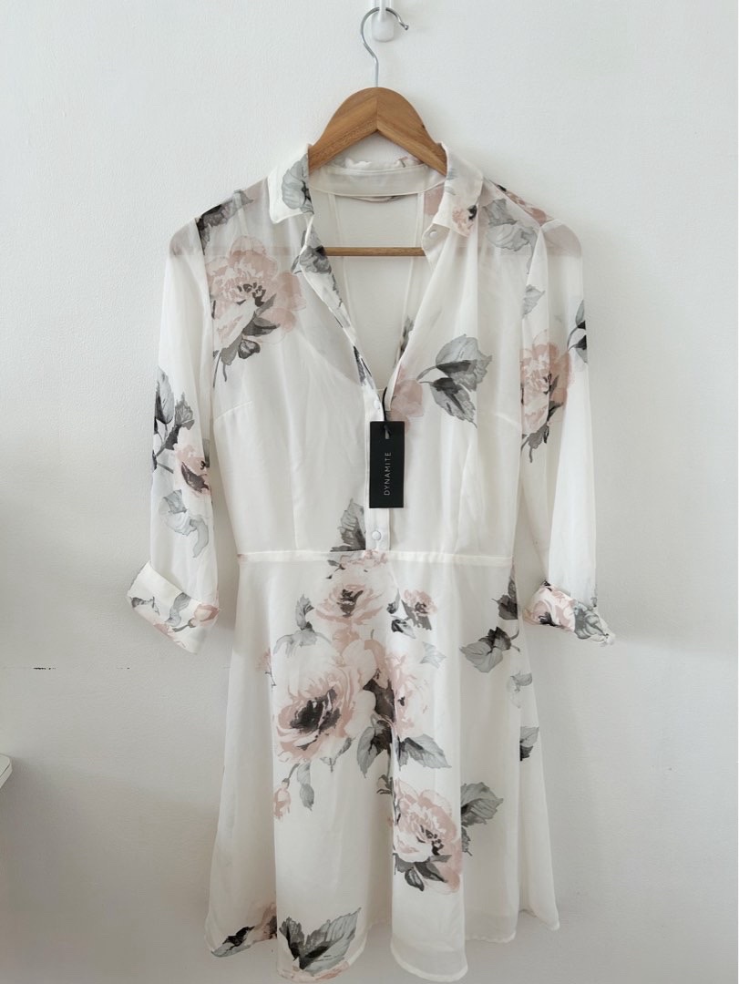 🔥🔥Robe Dynamite blanche à motif floral 🔥🔥🇫🇷avec des manches trois-quarts et des détails boutonnés.  Taille S M