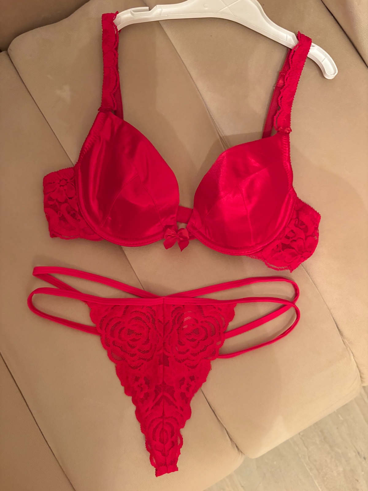🔥🔥🔥lingerie rouge vif 🔥🔥se distingue par ses bonnets en satin satiné et ses délicats détails en dentelle florale sur le string. Taille 36