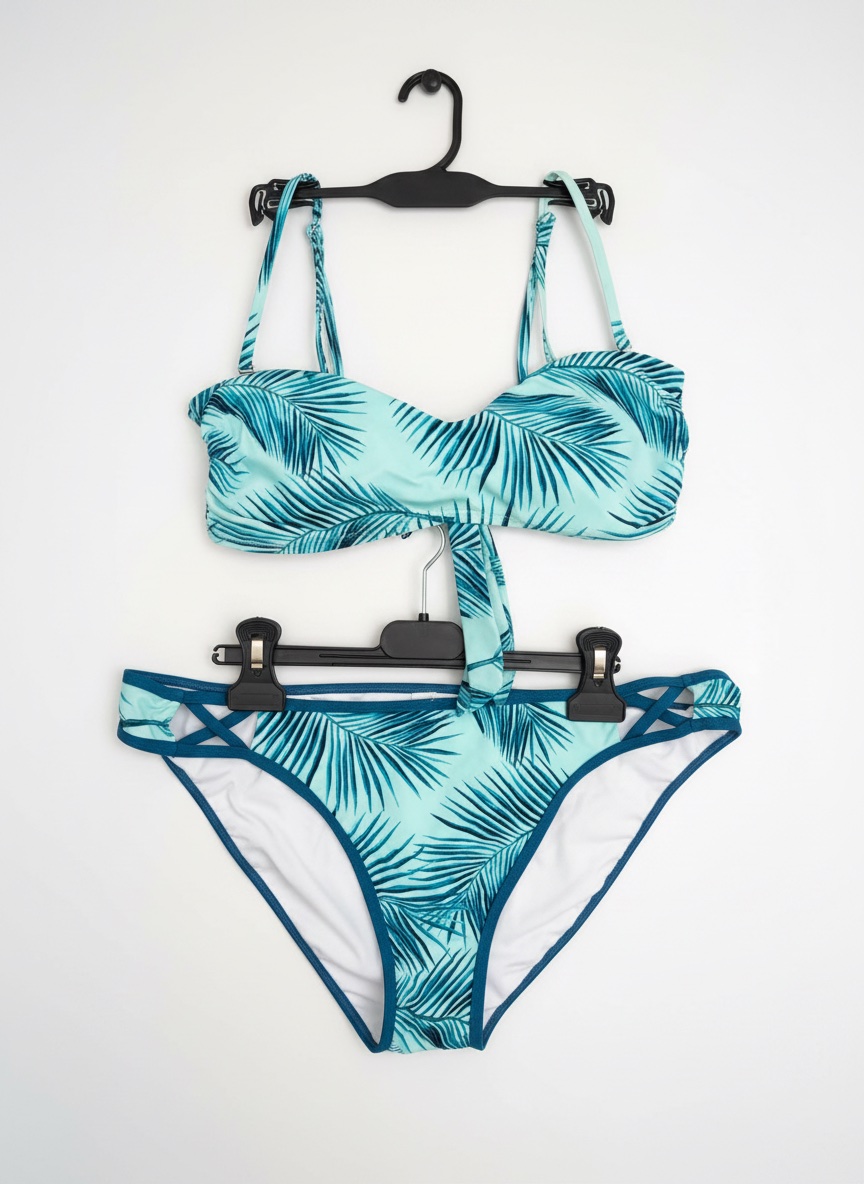 🔥🔥bikini vert menthe 🔥🔥avec un motif de feuilles tropicales présente un haut bandeau noué à l'avant et un bas à découpes latérales.