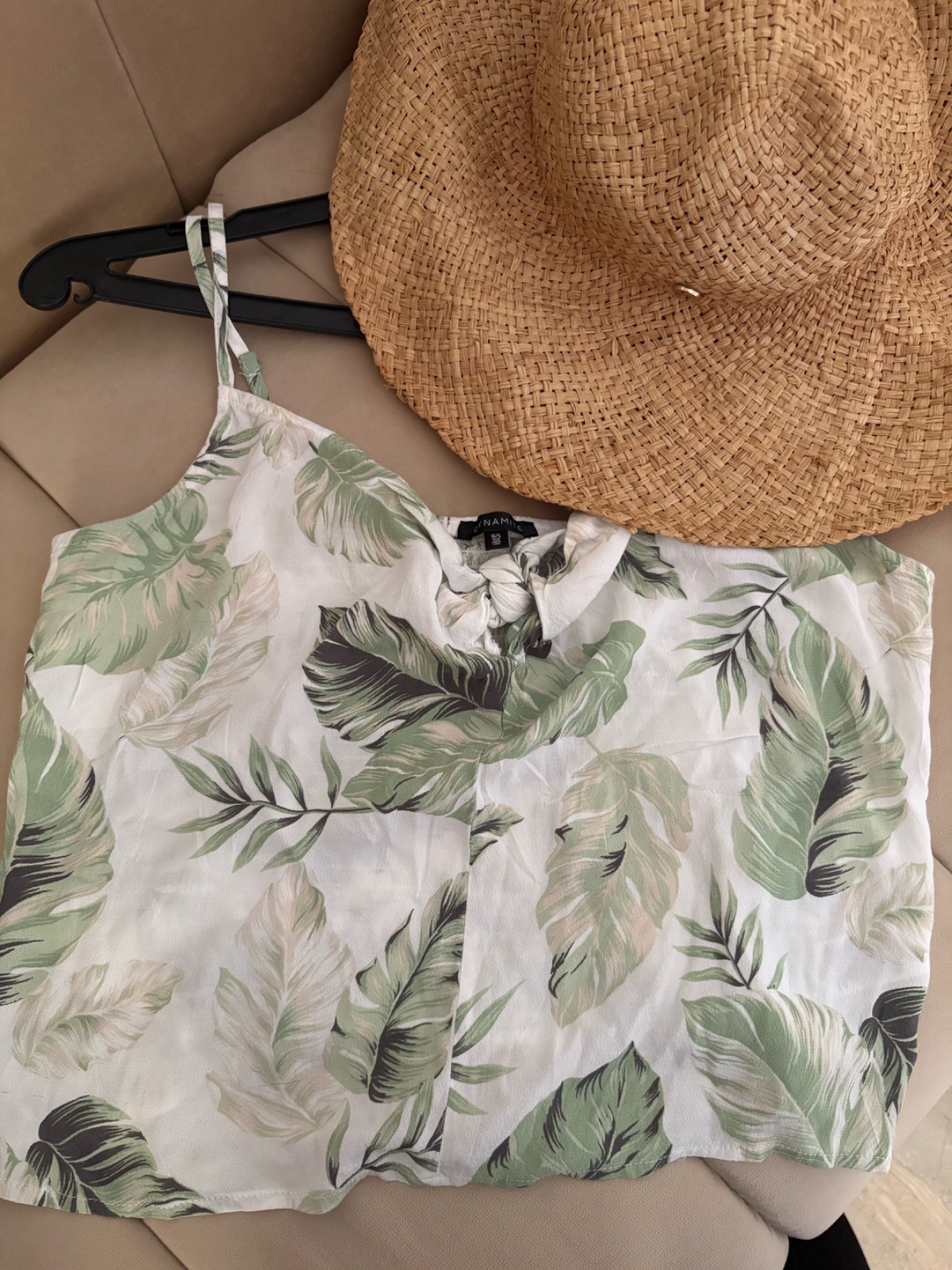 🔥🔥débardeur🔥🔥 présente un motif de feuilles tropicales vertes sur fond blanc et des détails à nouer sur le devant.
