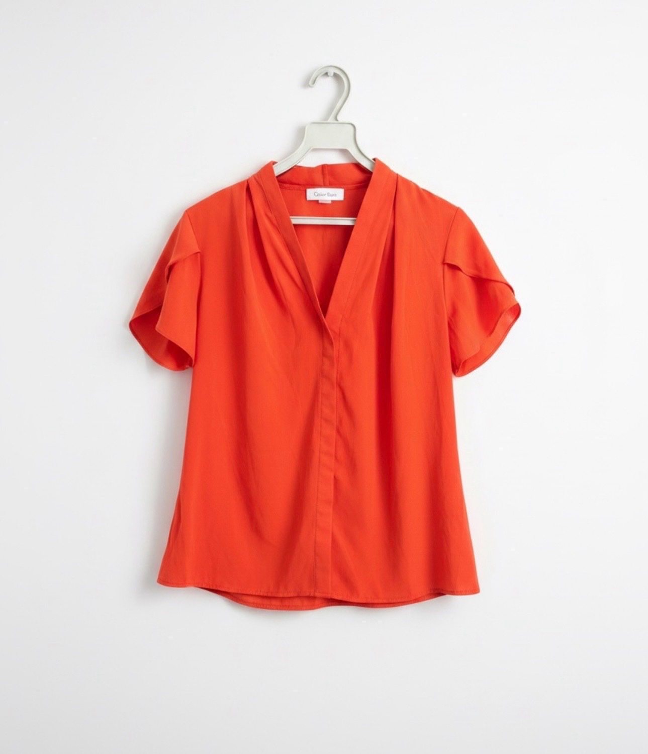 🔥🔥Chemise Calvin Klein🔥🔥 arbore une couleur orange vif et un décolleté en V prononcé. Taille S M 