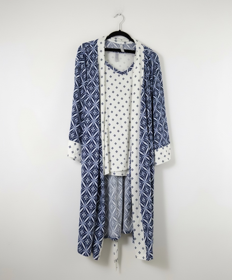 Ensemble de pyjama 3 pièces Flora Nikrooz comprenant un débardeur blanc à motifs géométriques, un pantalon bleu assorti et un peignoir.
