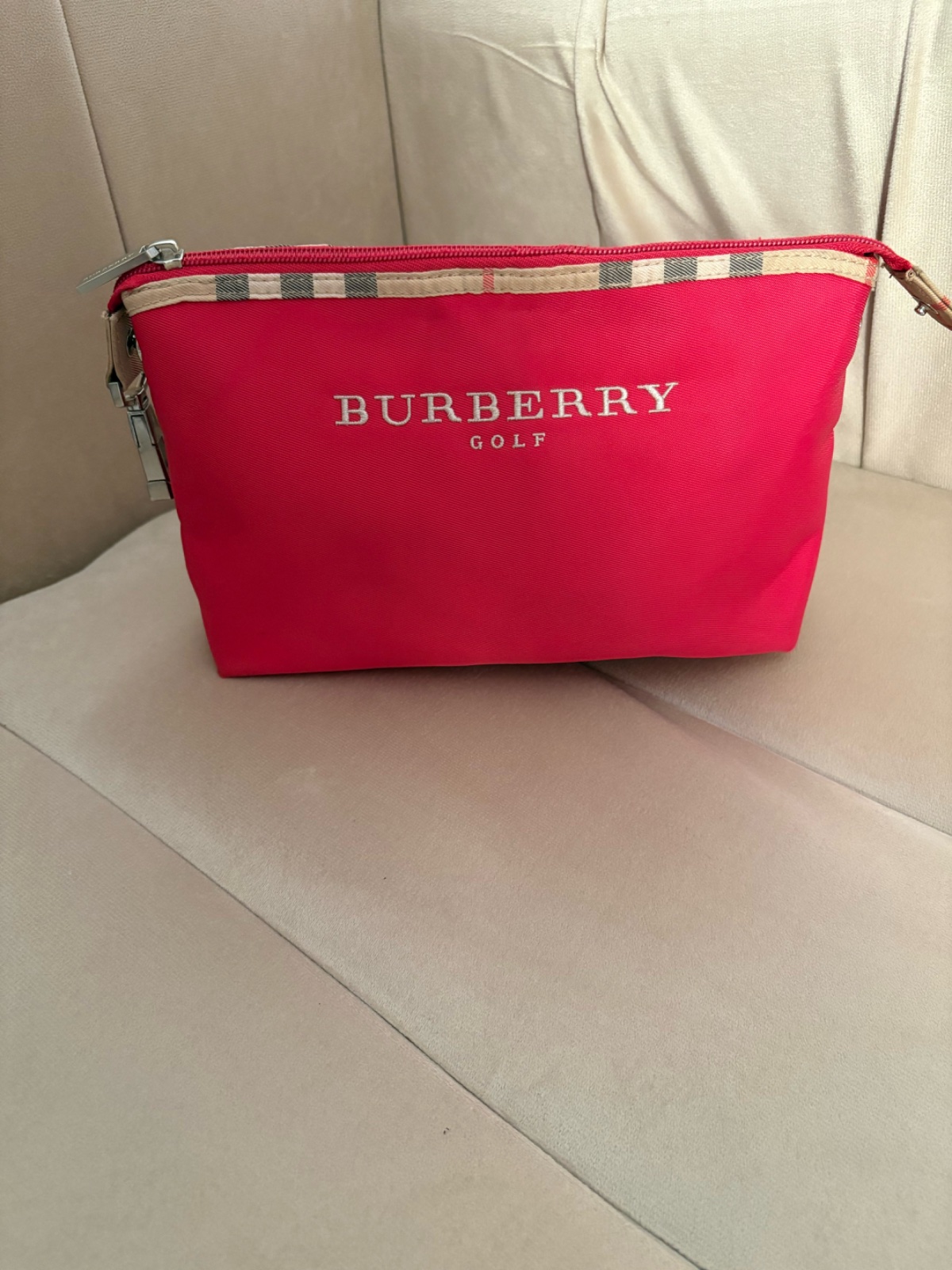 🔥🔥d'une pochette d'accessoires rouge vif de🔥 Burberry🔥 Golf, authentic  🇫🇷🇫🇷élégamment soulignée par une bordure supérieure au motif à carreaux emblématique