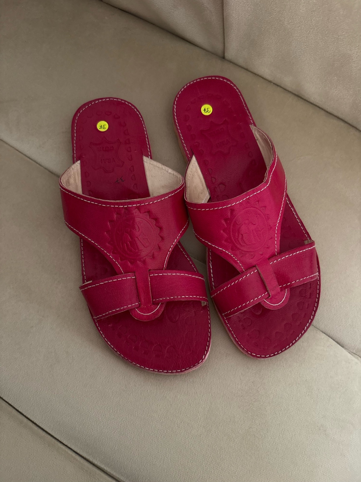 🔥🔥Mule artisanales en cuir fuchsia  🔥🔥arborent de fines surpiqûres blanches et des motifs gaufrés distinctifs