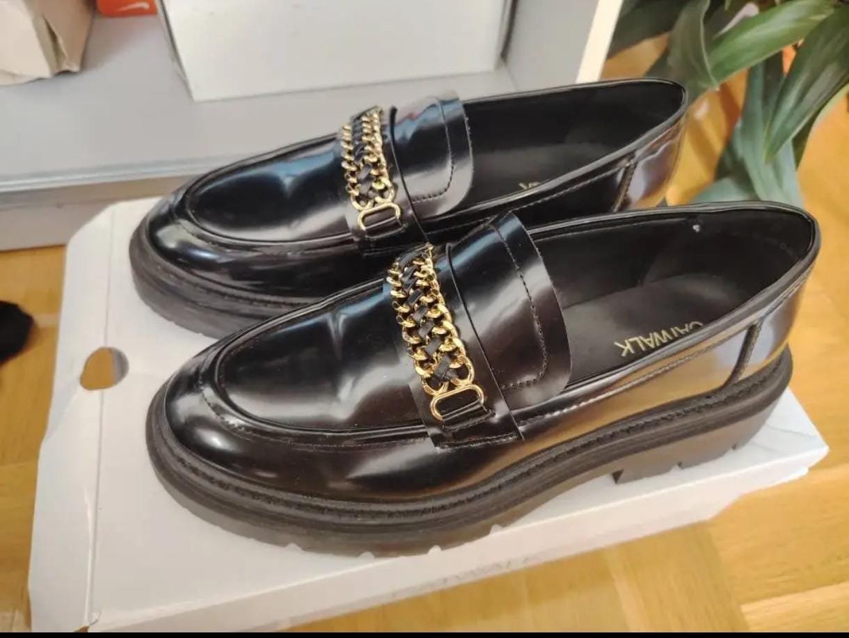 Mocassins noirs en vrai cuir neuf  sans étiquette jamais porté de la marque Catwalk importé d'allemand acheter à 60 euros sacrifiée à 100 dt
