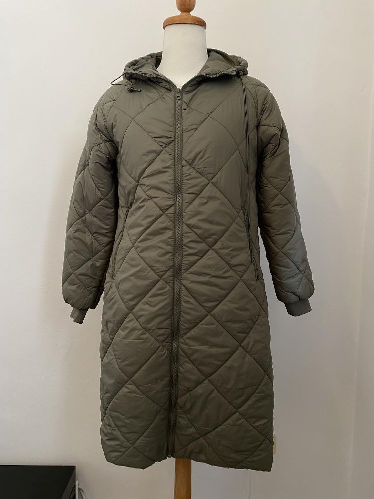 Très beau manteau style doudoune 