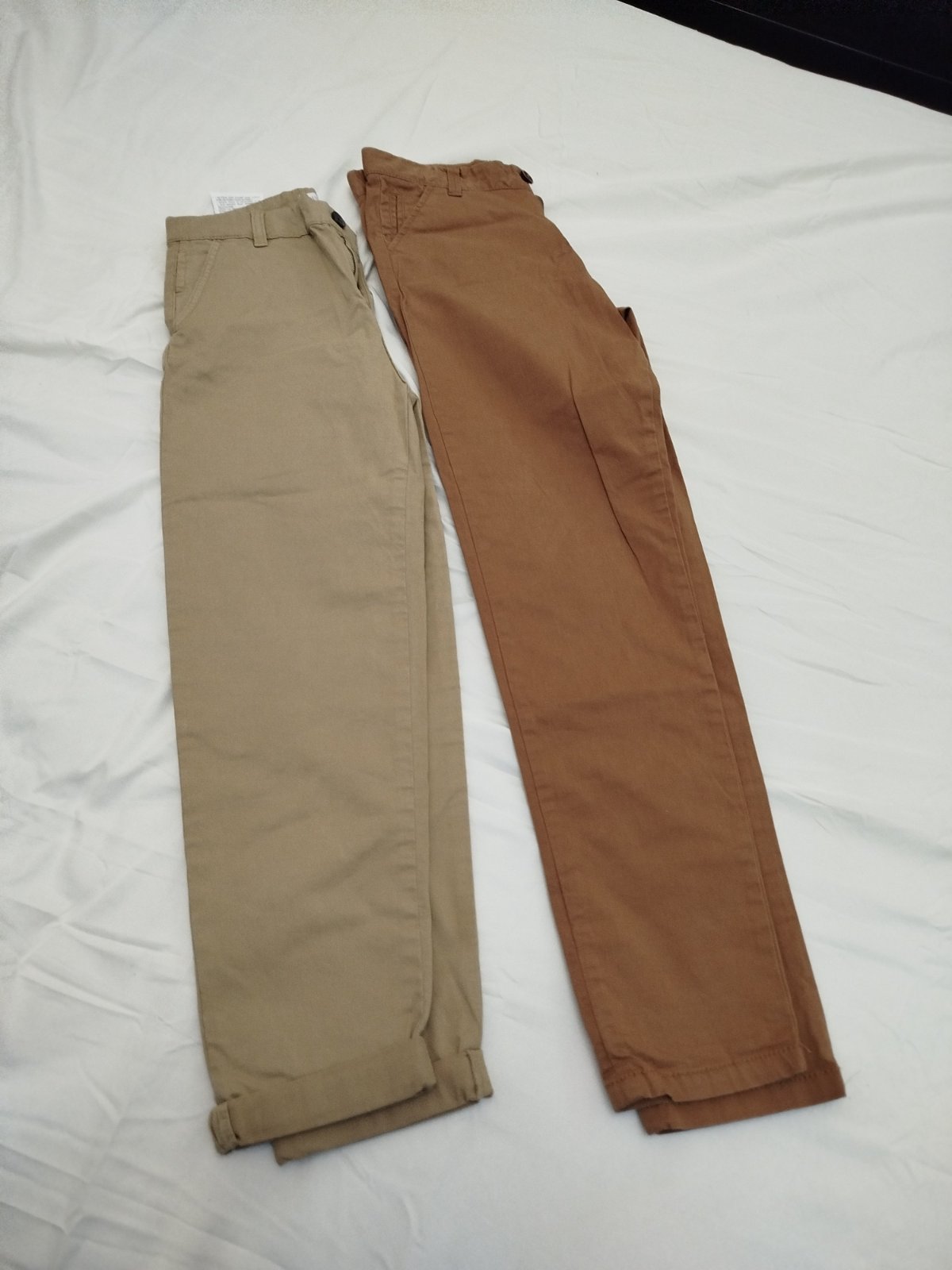 2 pantalons (1, acheté 69 d, neuf, 2e porté à 20 d