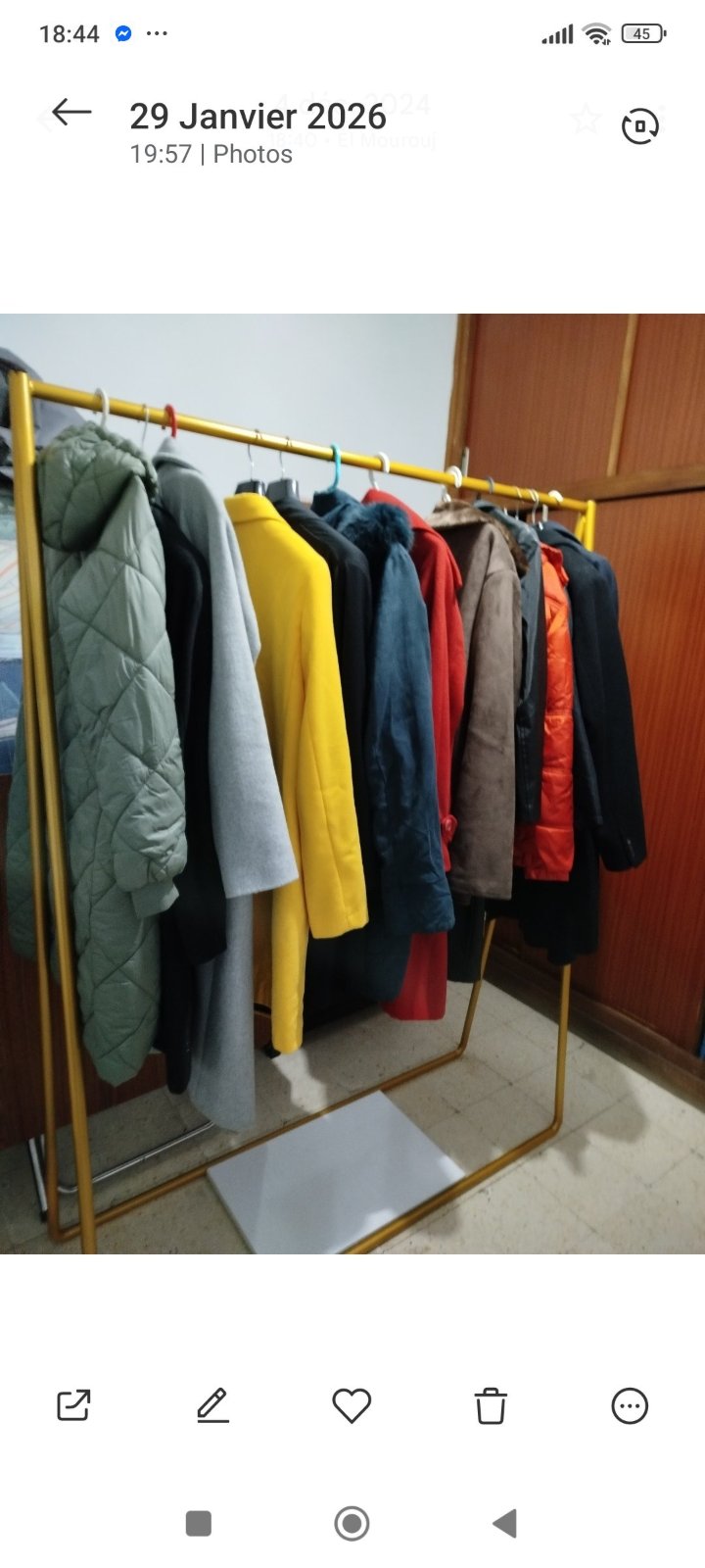 Porte vêtements tres bon état 