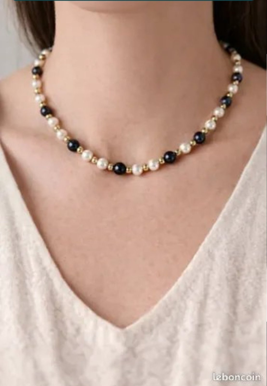 Élégant collier de perles grises et blanches