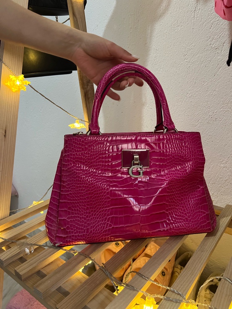 Sac guess trés bon état avec un petit defaut non remarquable 