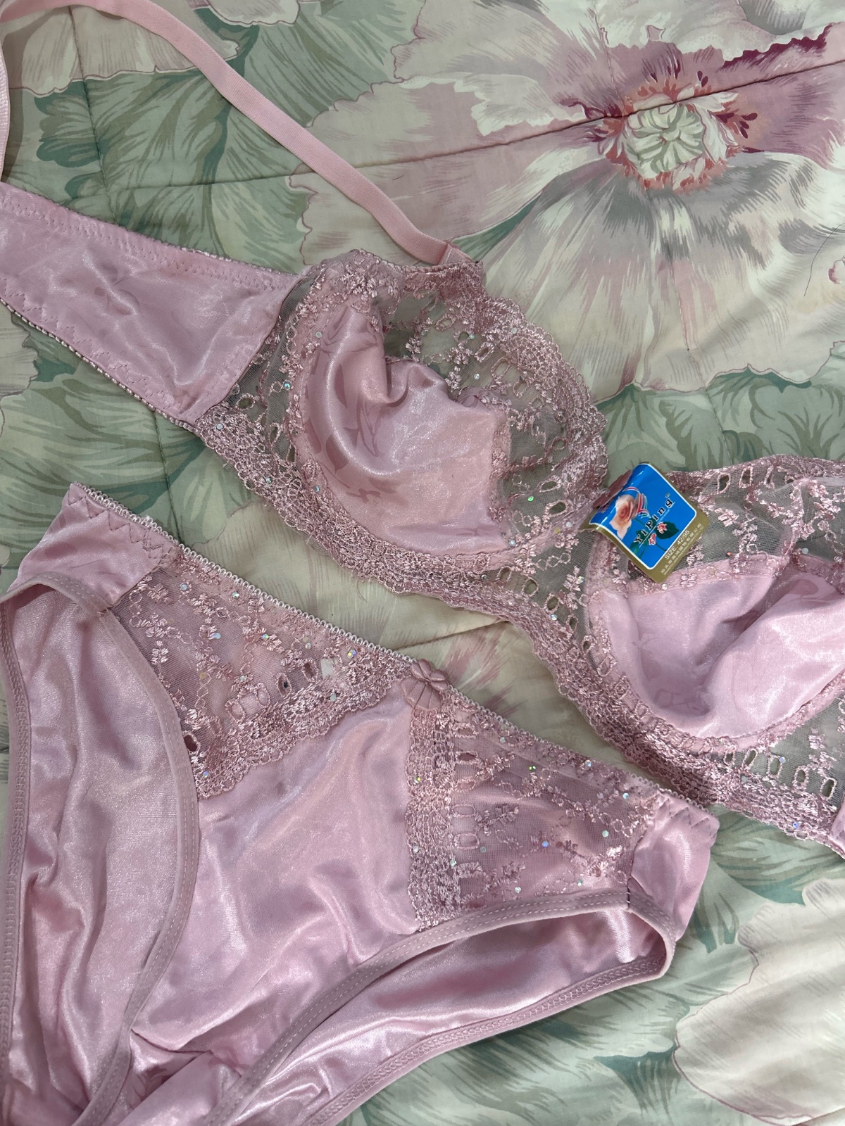 Ensemble lingerie soie et detelle rose neuve 