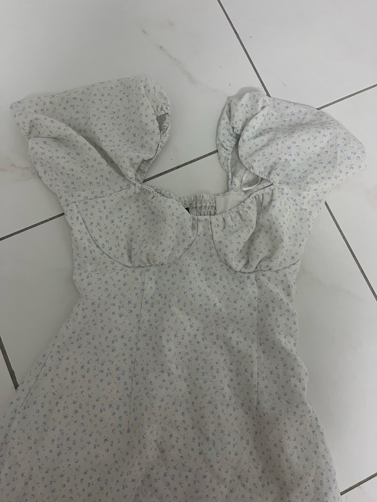 Robe courte blanche à motif floral avec des manches bouffantes et un décolleté en forme de cœur