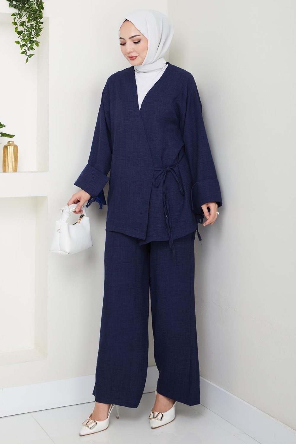 Cet ensemble en lin mélangé bleu marine se compose d'un haut kimono à nouer et d'un pantalon ample