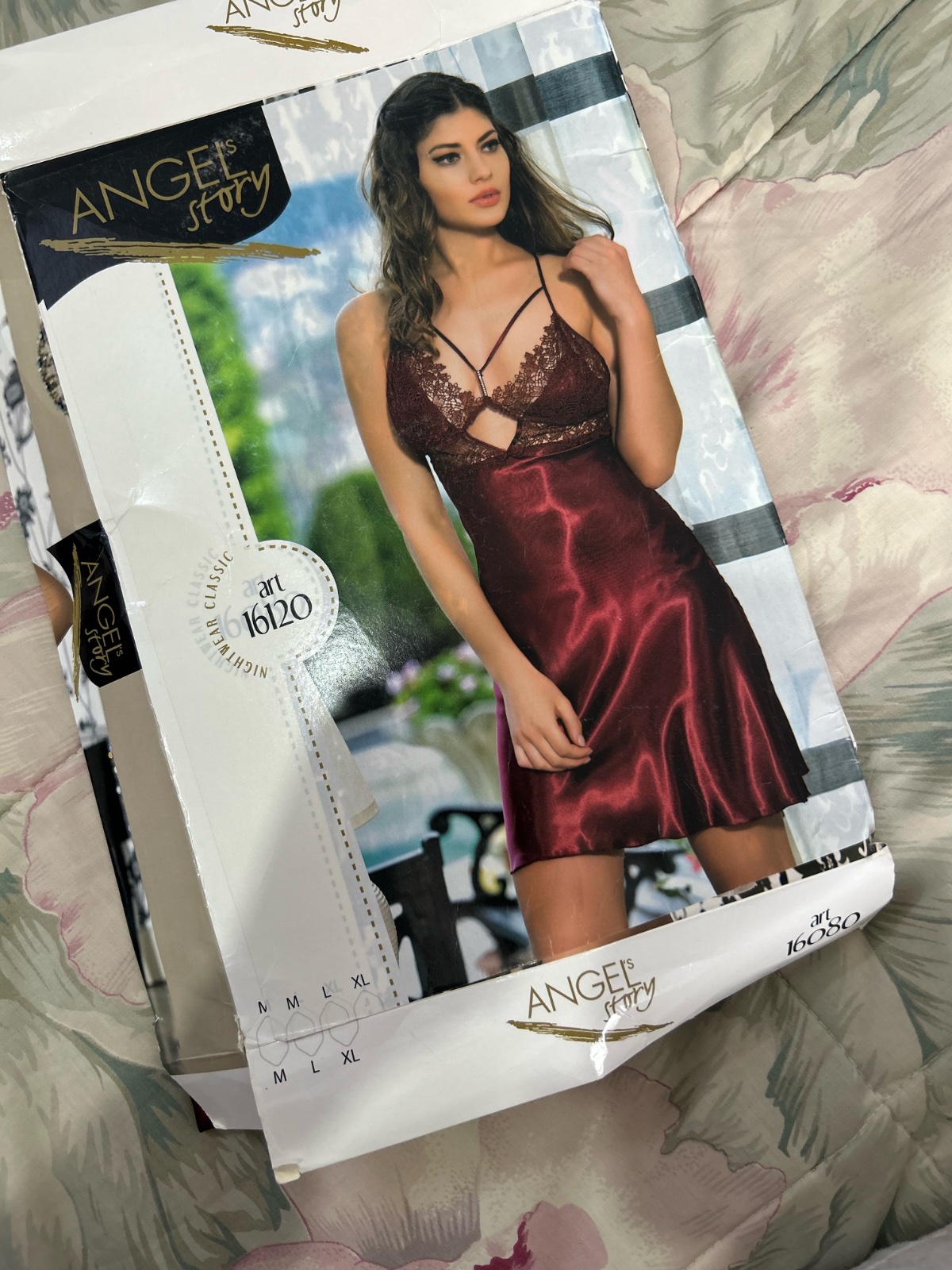 Nuisette rouge satin exactement comme la photo 