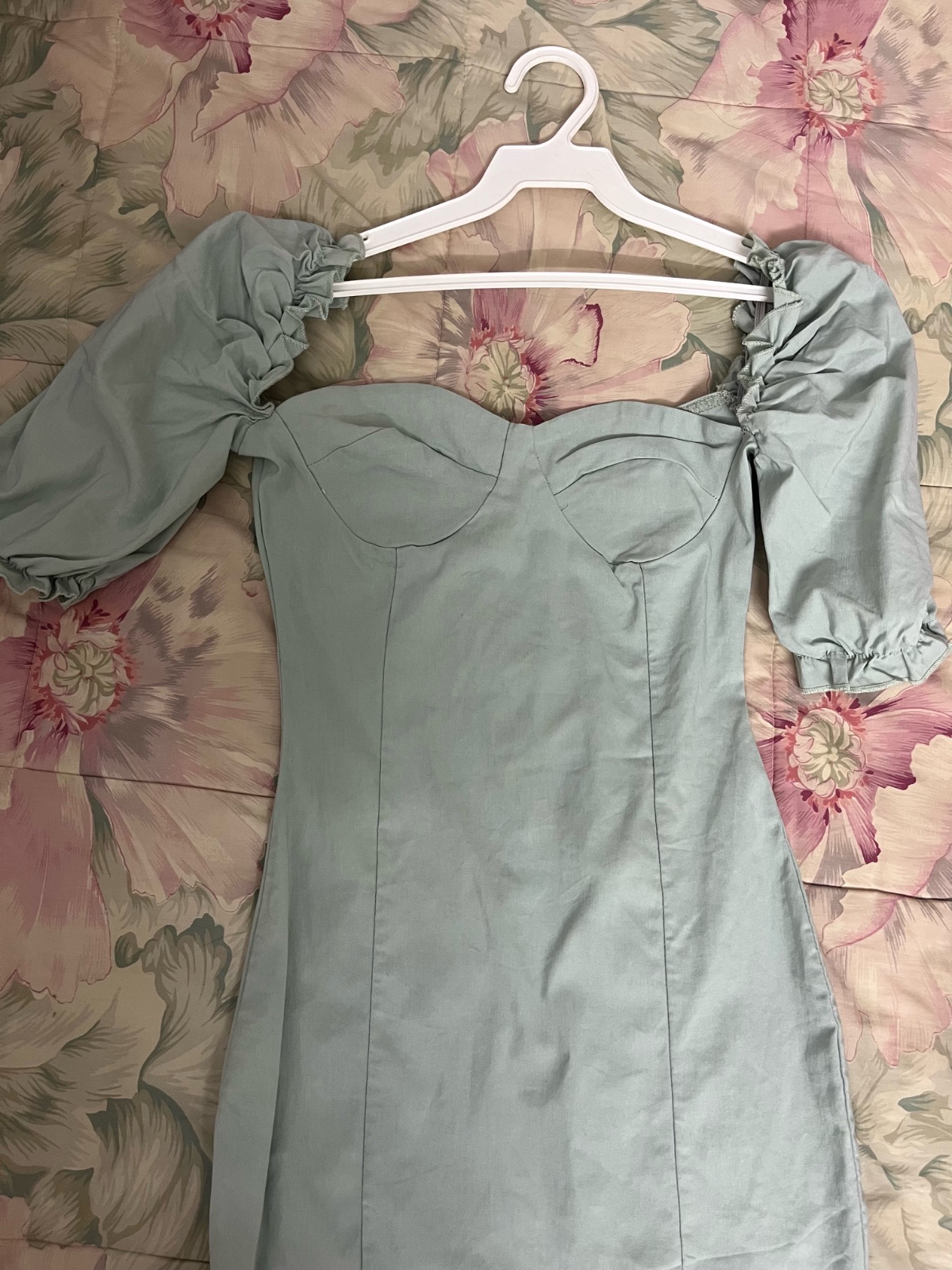 Robe moulante couleur sauge de chez l Saw It First se distingue par son décolleté cœur et ses manches bouffantes