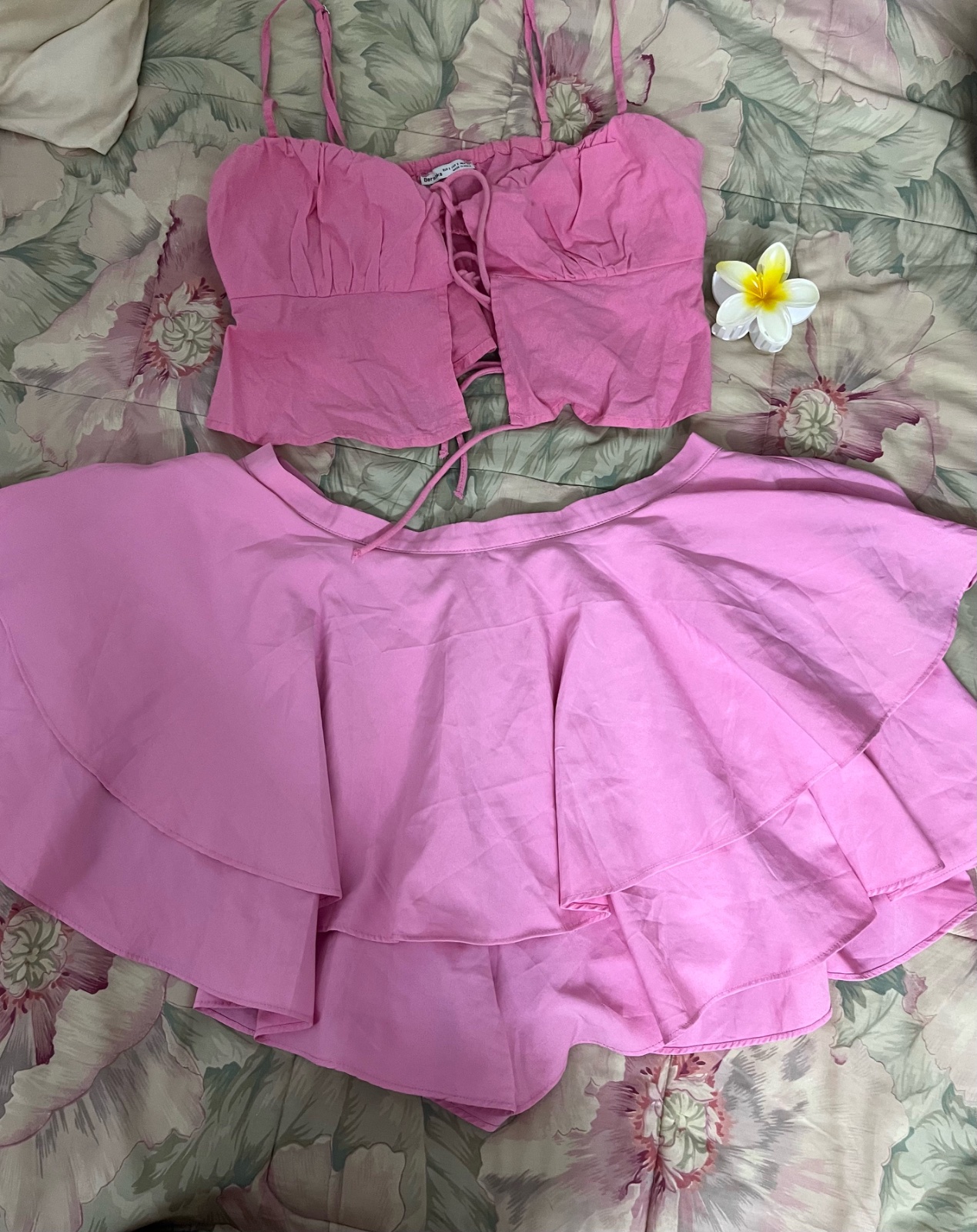 Jupe short plissée rose à volants shein taille L et top bershka taille s 