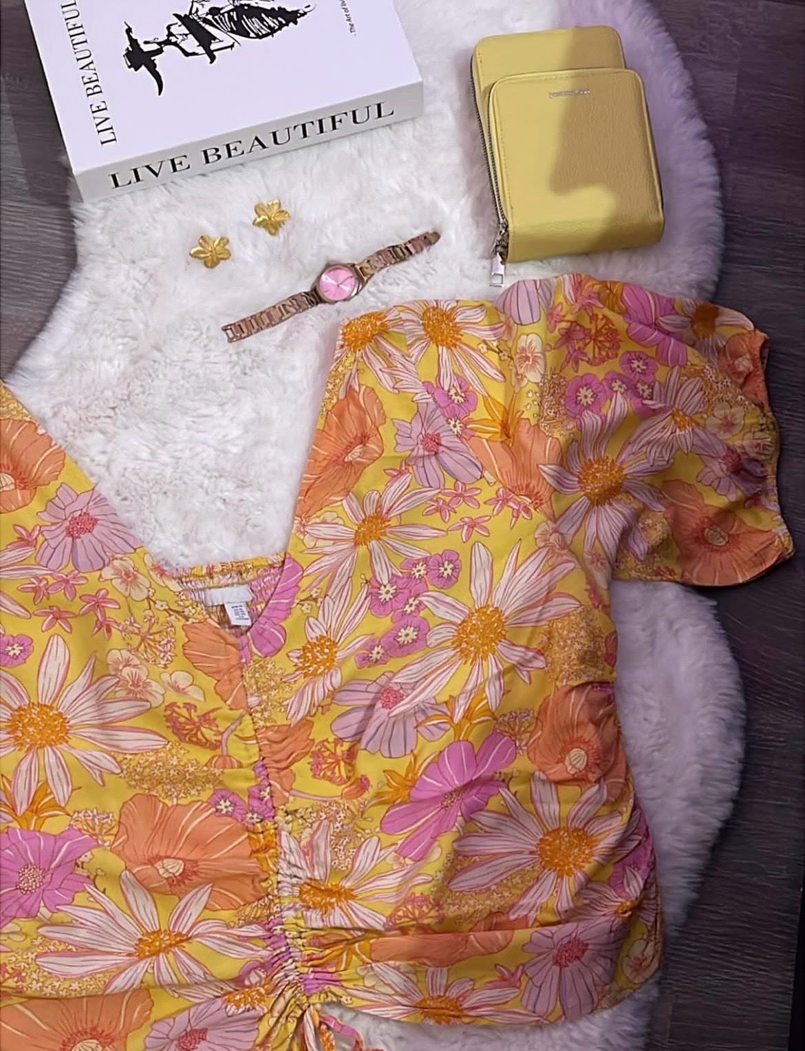 Haut à fleurs H&M se distingue par son motif floral rétro dans des tons de jaune et de rose