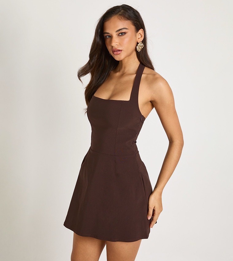 Robe patineuse marron Boohoo présente un haut à encolure carrée et des bretelles nouées