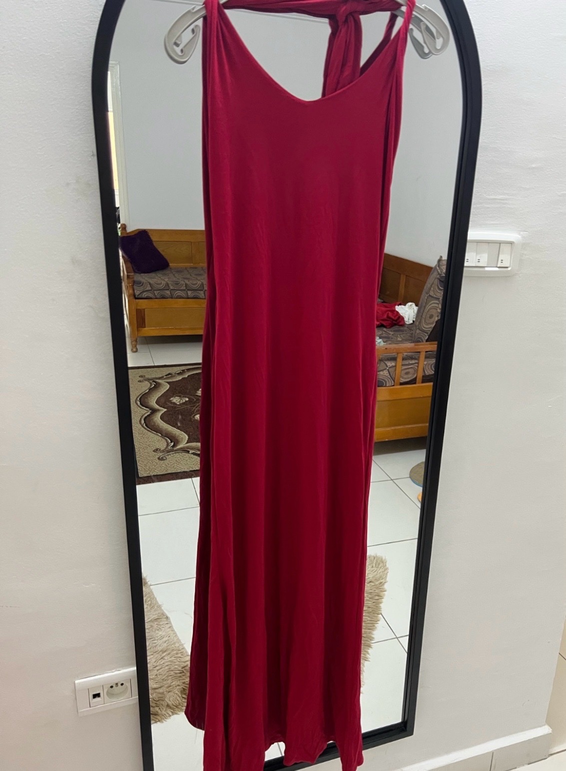 Robe longue rouge de style maxi présente un décolleté en V