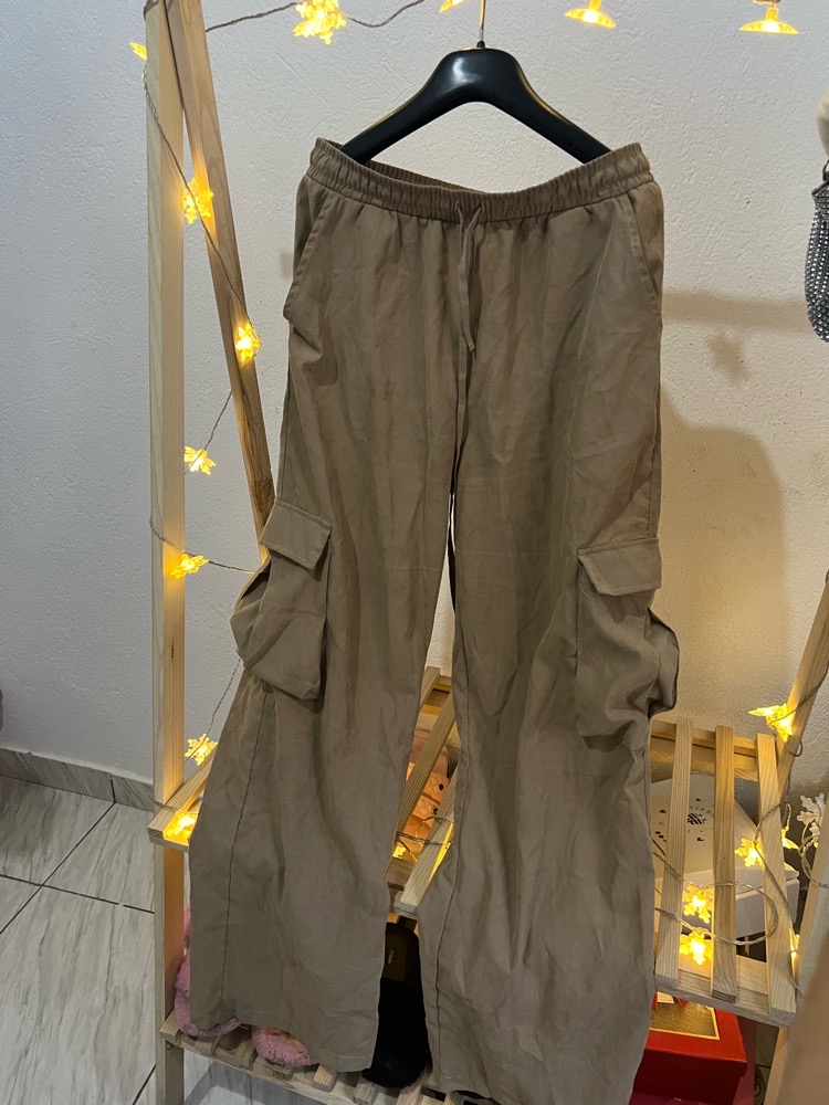 Pantalon cargo taille L beige trés bon état