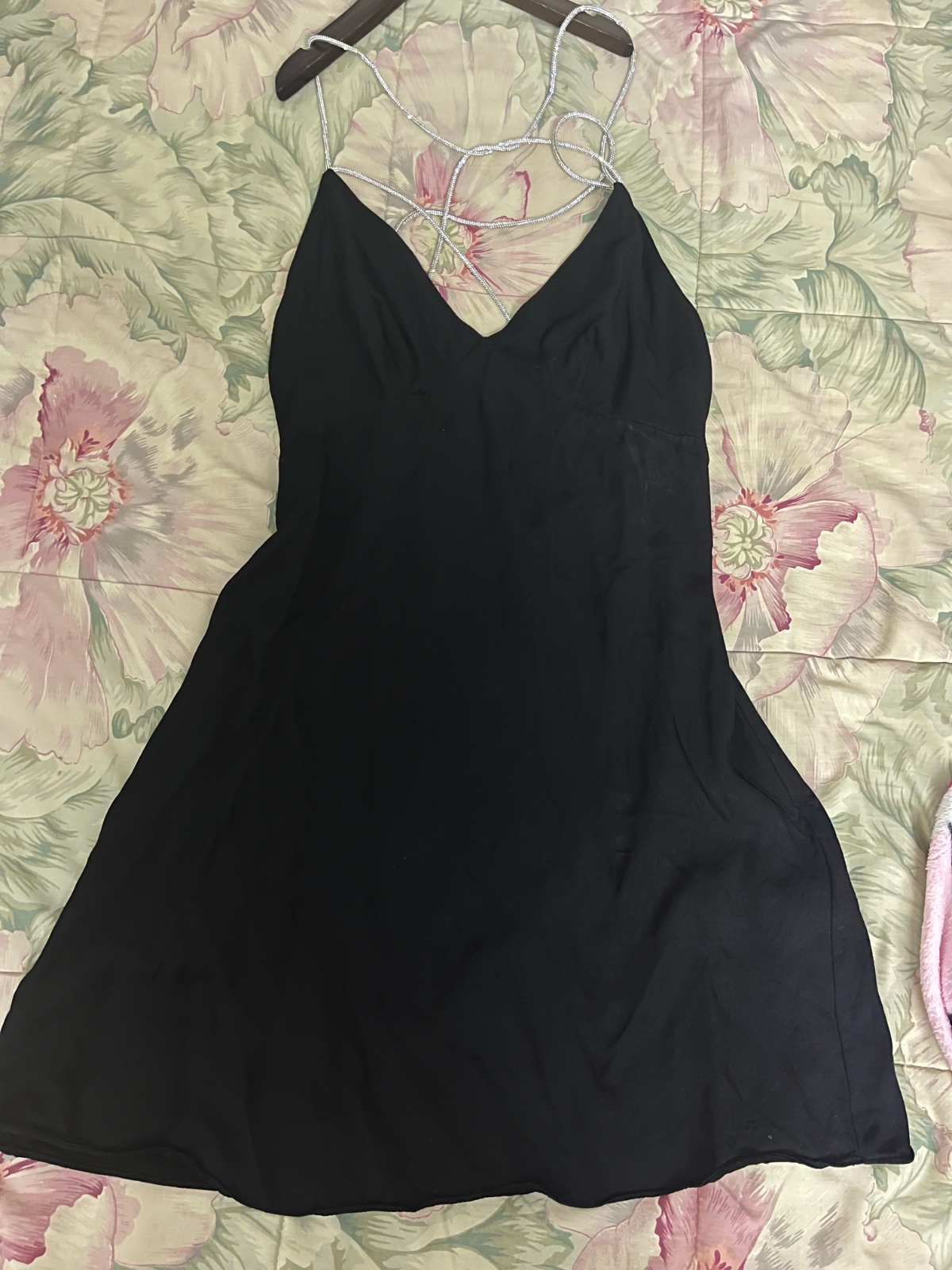 Robe de soirée noire HM se distingue par ses fines bretelles croisées ornées de strass argentés