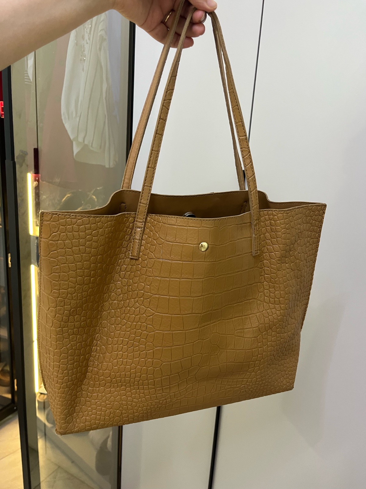 Sac cabas en similicuir camel présente un motif texturé en relief rappelant la peau de crocodile