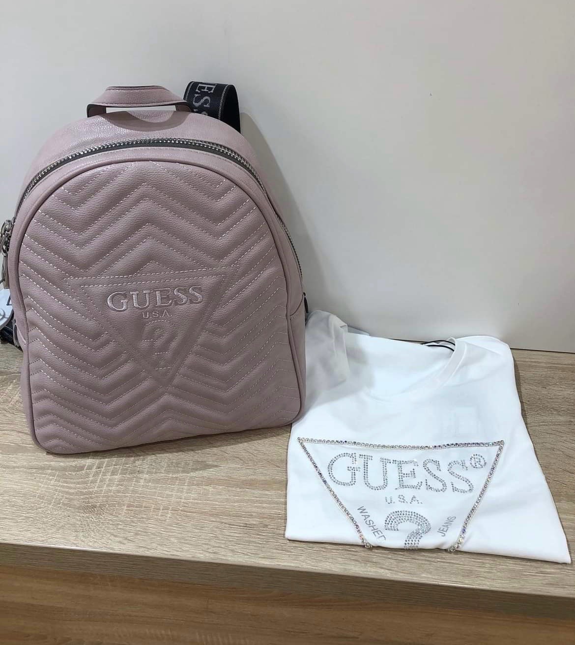 Sac à dos Guess Zana importé trés bon état violet avec un petit defaut mahouch remarquable jimlee